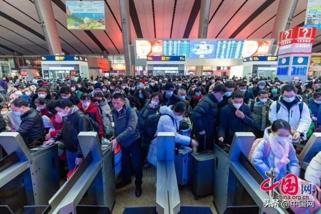直击春运北京南站人山人海