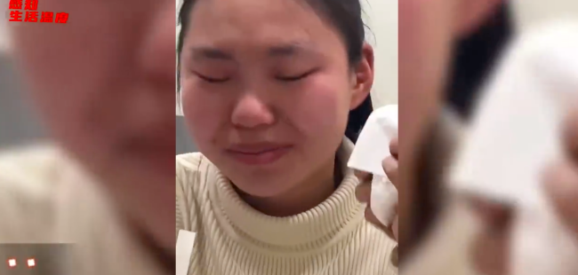 同村前男友结婚女孩哭成泪人
