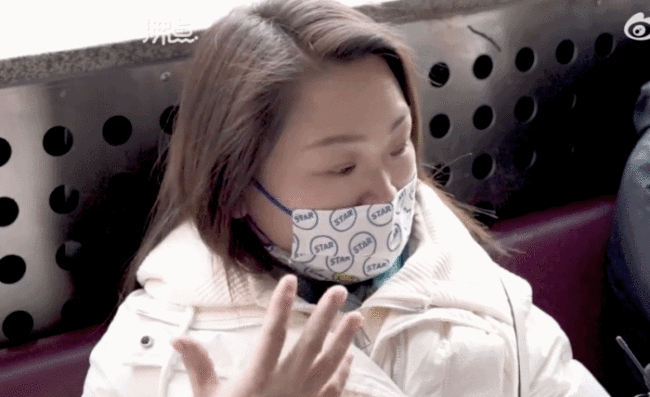 单亲妈妈5年没回家过年，儿子：妈妈没有亏欠我们