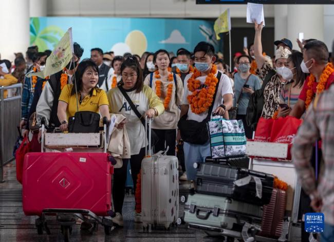 巴厘岛举行仪式欢迎2023年首个中国游客包机抵达