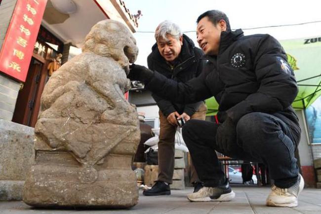 六岁男童郊野游玩 发现疑似明代石狮，这份新年礼物网友羡慕了！