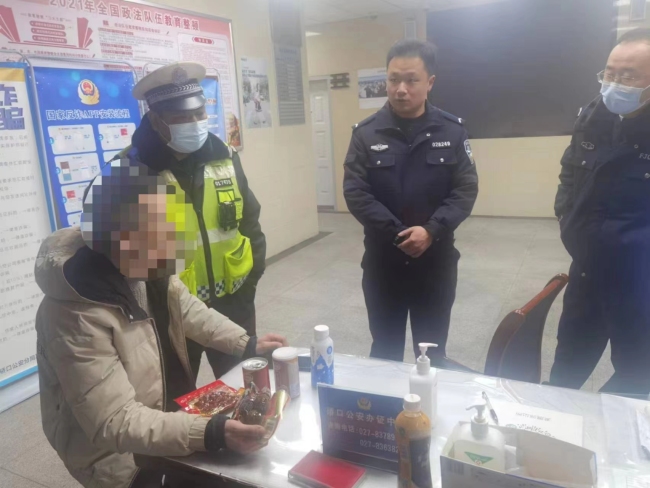 男子大年初一与同事争吵，一气之下决定徒步300多公里回家，交警：方向都走反了，路中间多危险