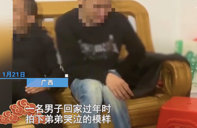 男子因没老婆坐家哭泣 表情痛苦不断四处观望 网友却表示很羡慕