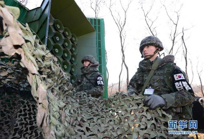 图为2016年1月8日，韩国军方用伪装网覆盖对朝喊话扩音器。