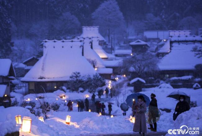 日本京都村落迎来雪灯节