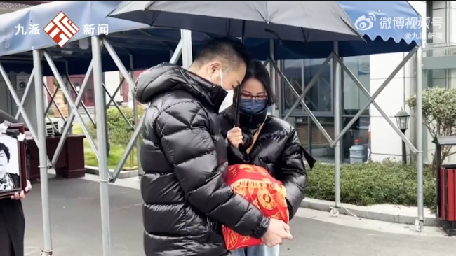 电梯坠亡女童和姥姥葬在同一块墓地