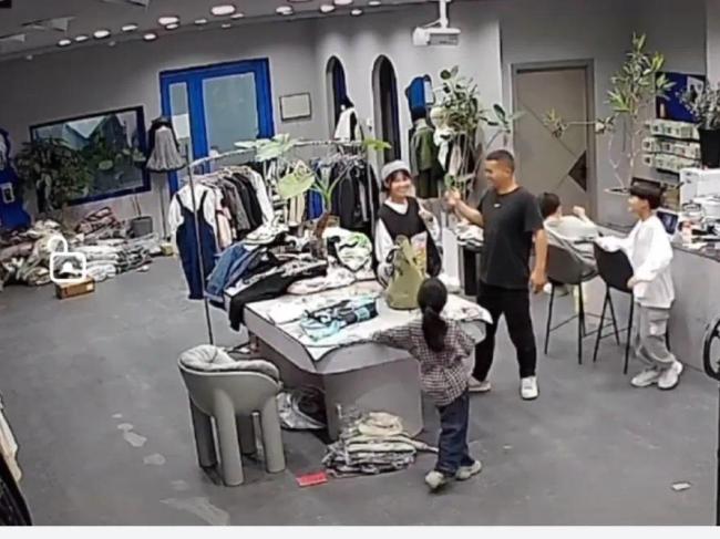 当爸爸挑起妈妈下巴亲吻，孩子们傻眼：太会撩了