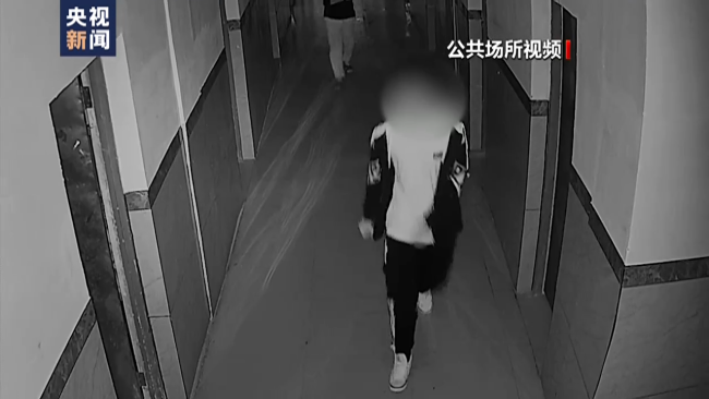 现场痕迹显示胡鑫宇曾在围墙上活动：现场最新细节披露