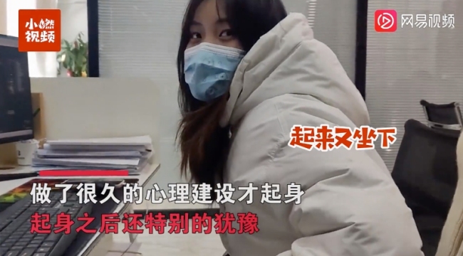 女子开工第1天和领导提辞职，一步三回头很不安，提完后表情真实