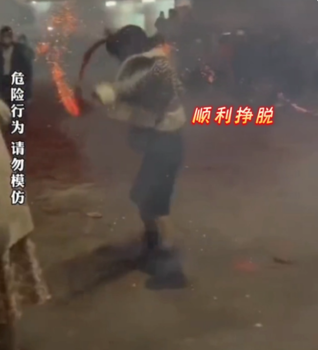 女子放鞭炮时将挂在身上的鞭炮引燃,太危险了