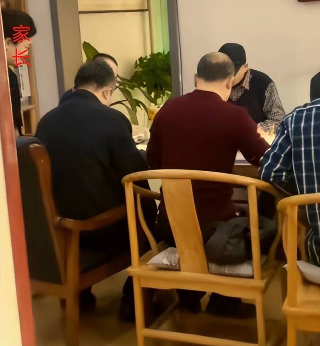 九科老师一起上门家访查作业，组团家访是否走形式？身份遭网友质疑