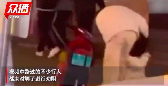 湖南一男子当街殴打女子 警方：情感纠纷 