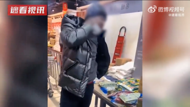 男子超市偷拿被抓 掏赃物惊呆众人：现场变魔术“刘谦”看了都得沉默