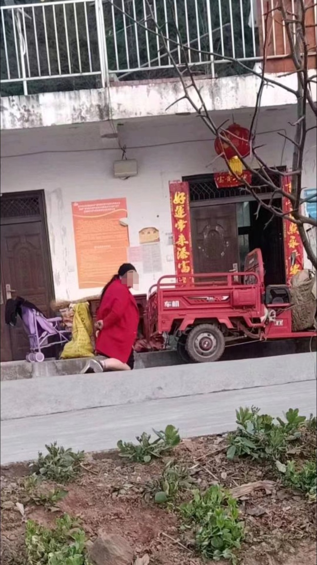 儿媳花80元打车被婆家罚跪 公公道歉 网友：可能被虐待，妇联必须介入
