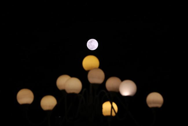 今年元宵节月亮很“迷你” 年度最小满月将上线