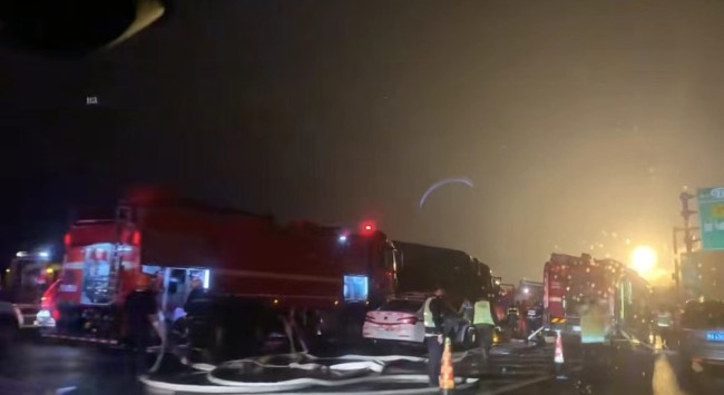 湖南高速交通事故伤者家属发声:有人敲车窗让赶紧跑