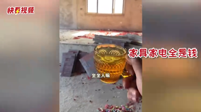 男子花巨款买700平独栋别墅，搁置8年无奈没钱装修：睁开眼都是钱