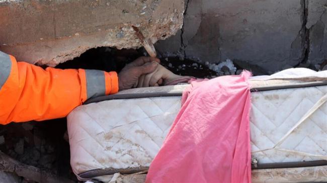 土耳其地震心碎一幕：父亲废墟中紧握遇难女儿的手拒绝放开！