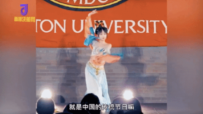 女留学生在大学晚会上跳敦煌舞，引发一片赞叹！