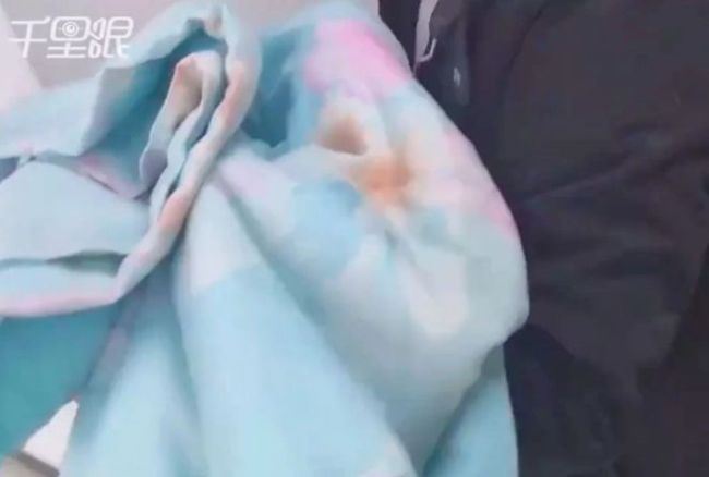 女工人在厕所5分钟产子：不知怀孕 网友：三胎这么顺滑吗