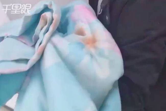 女工人在厕所5分钟产子：不知怀孕 网友：三胎这么顺滑吗