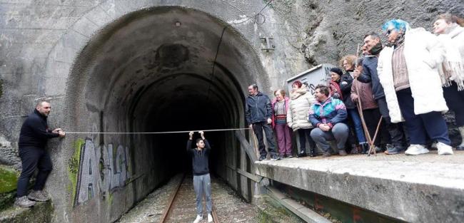 西班牙火車尺寸太大無(wú)法過(guò)隧道：白花了18.79億元研發(fā)2年