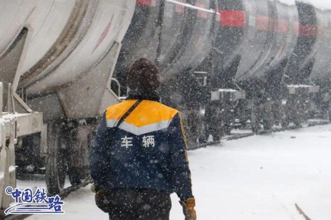 大雪中行进的列车，有多美？