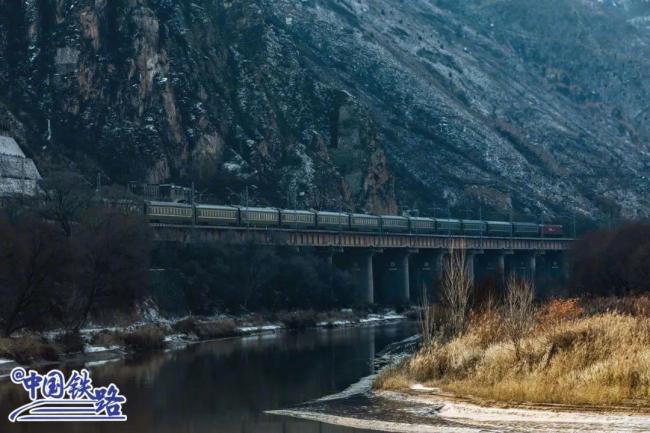 大雪中行进的列车，有多美？