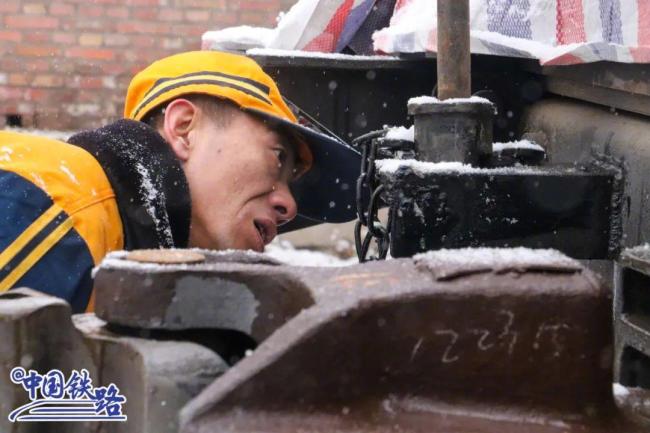 大雪中行进的列车，有多美？