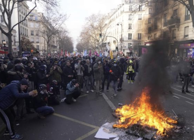 法国近百万人上街游行  