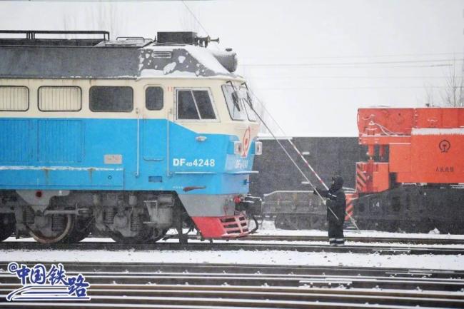 大雪中行进的列车，有多美？