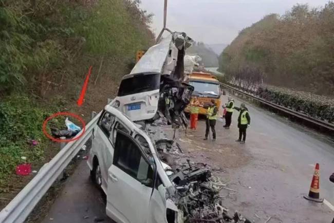 6死1伤&nbsp;成渝环线一快递车与面包车相撞
