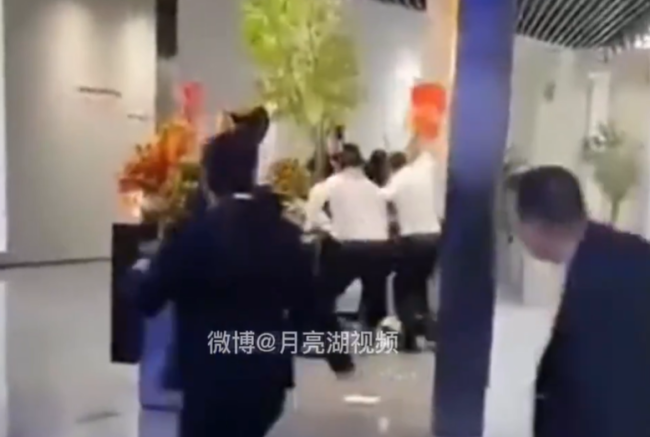 广东一男子陶瓷店内持刀砍人被抓 受伤女子送医ICU