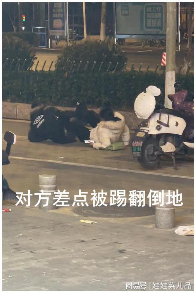 女子翻看男友手机后崩溃在地上打滚狂踹老公 路人拍下感慨