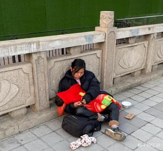 女子独自带孩子街头求助 远嫁女被家暴无处可去太绝望了