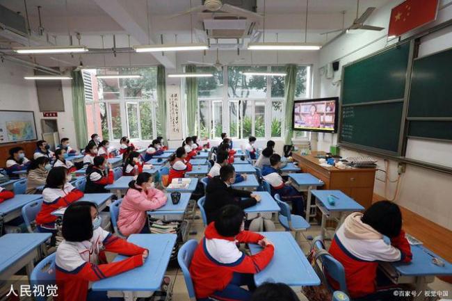 小学校服860元一套引争议，校方回应：一共四套，采取自愿原则……