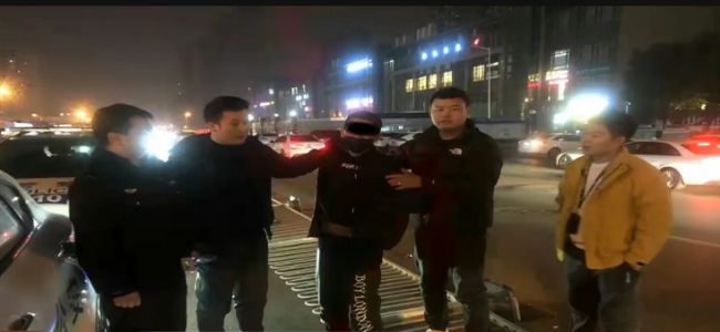 警察夫妻街头狂飙擒窃贼：“耗子撞见猫”撞个正着