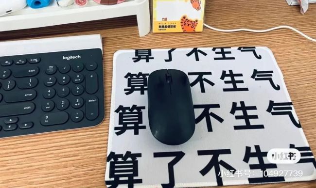 老师用小纸条鼓励学生：“小纸条给你，悄悄地看”