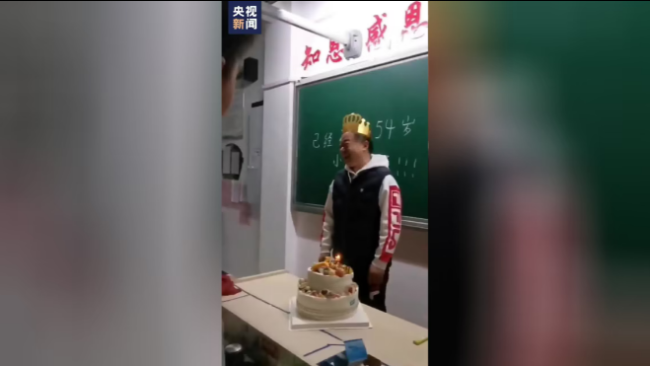 老师用小纸条鼓励学生：“小纸条给你，悄悄地看”