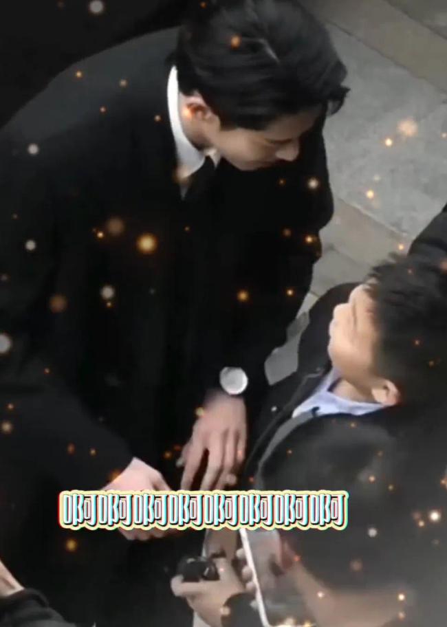 王鹤棣摸小孩的脸好温柔 是谁又心动了