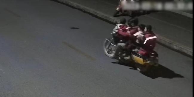 广西一男子酒后无证驾驶摩托车搭乘6人被处罚 