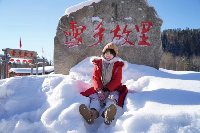 女文旅局长回应公款拍写真：衣服借的！拍完喝了两壶姜汤