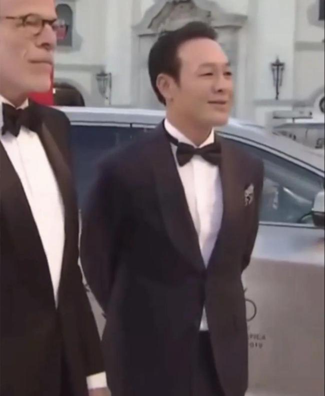 张颂文出席威尼斯电影节 “强哥”也太帅了吧