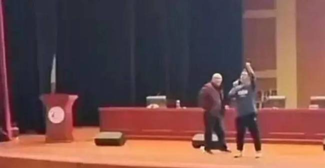 抢话筒事件火出国!留美学生力挺: 从陈宏友们手里抢过话筒, 该!