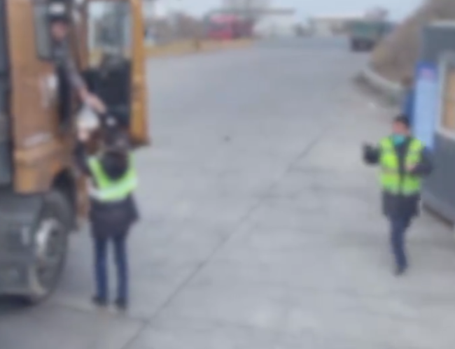 收费站给司机送饭疑摆拍 目前还在证实