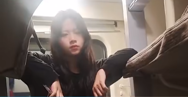 男子睡卧铺打呼噜 上铺女子一脸无奈：充满“杀意”！