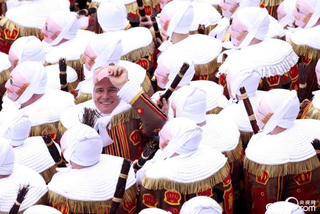 比利时民众戴面具庆祝班什狂欢节