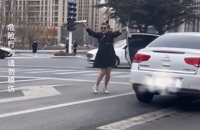 女子在路口拿高跟鞋跳舞！交警回应：得教育！