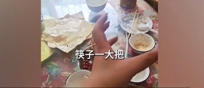 7名大爷就餐后将碗筷一并打包带走，店主：牙签盒也顺走，损失不多但头一回见