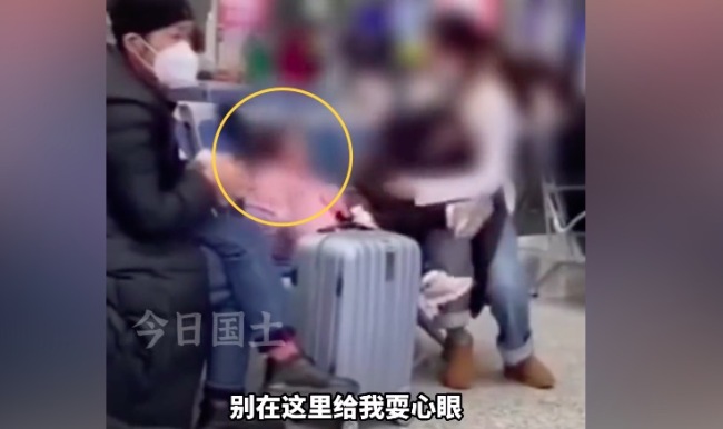女子高铁站打骂女童警方:系生母 情绪一时上来女儿不听话